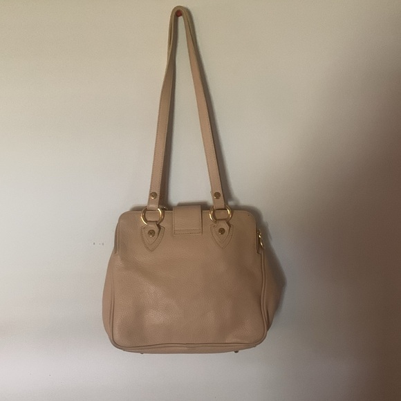 Valentina blush pink pebbled leather shoulder bag with gold hard wear - Picture 7 of 10